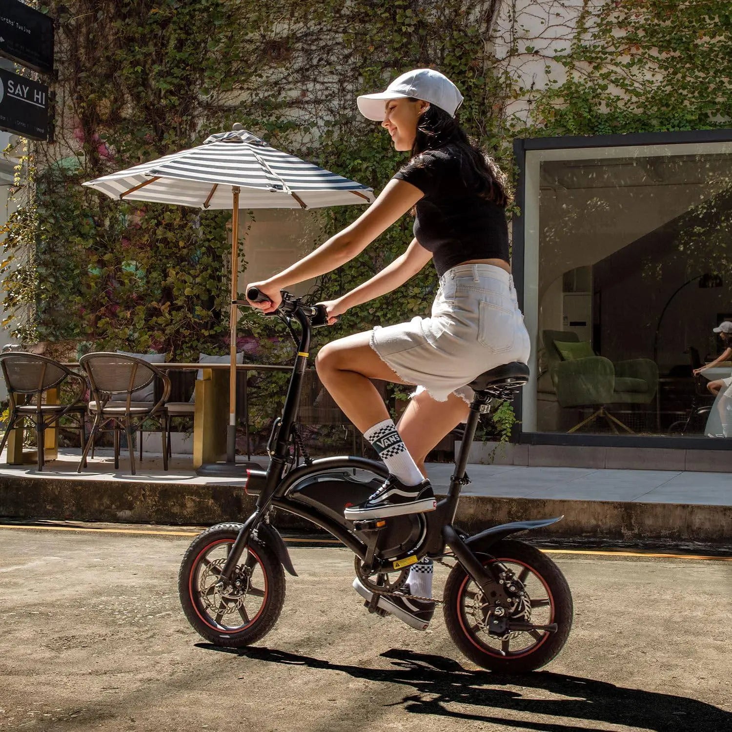 Faltbares City-E-Bike für einfachen Transport und platzsparende Aufbewahrung